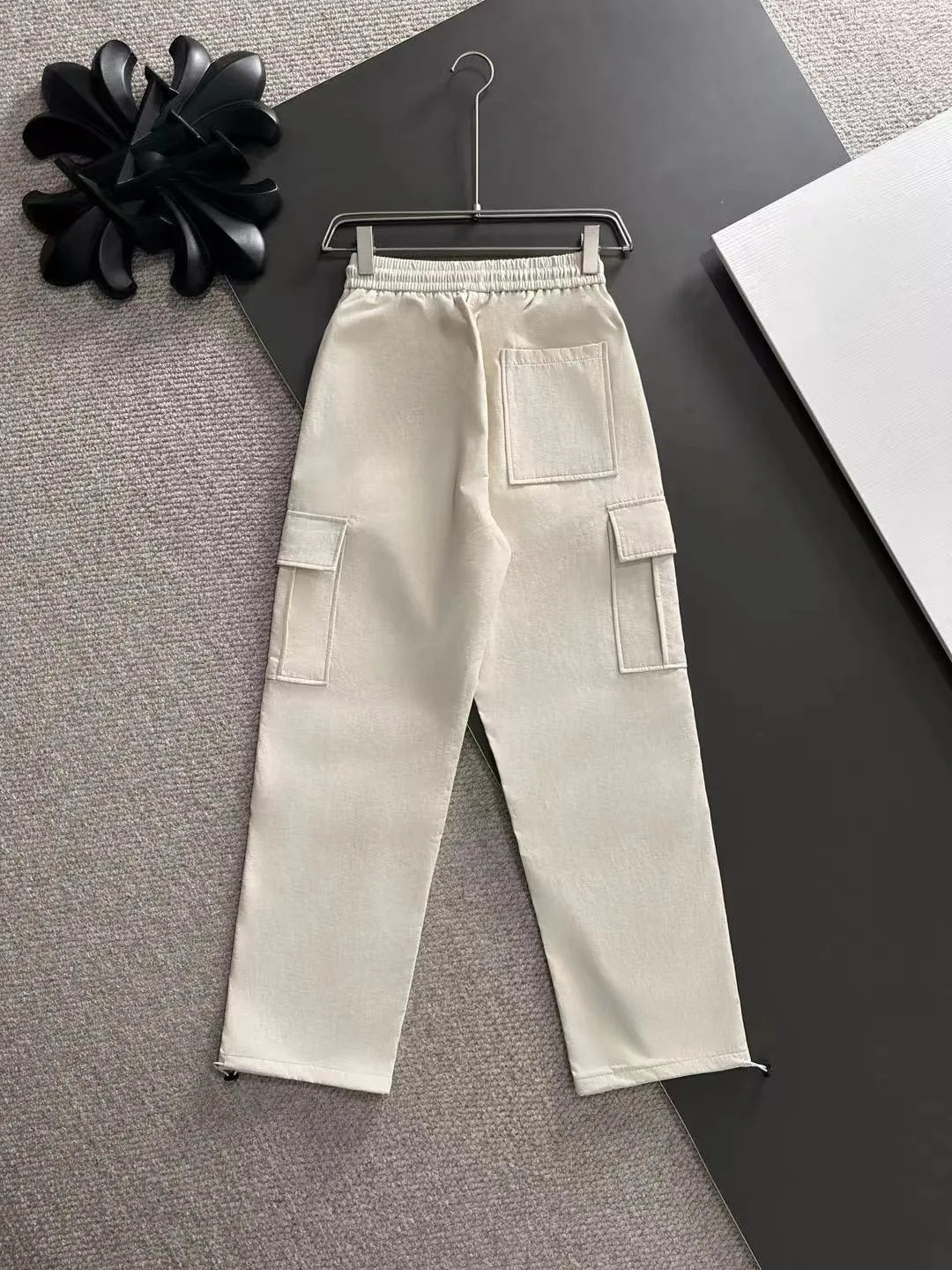 2-3 days to ship P360 Stone lsland/Stone Island Mouth Co-branded Exclusive launch of 25ss autumn and winter new high-quality trousers Compare real-life details at will The craftsmanship that ordinary small workshops cannot copy Top-level ZP development Unique imported fabric feel Purely imported German machine production Precision operation Ten thousand needle density A pair of trousers with rich details You can see the development strength A full set of new accessories can be customized simultaneously Simple yet elegant Soft, delicate and comfortable The upper body is versatile and fashionable A perfect choice for autumn and winter, a must-have item. Sizes: M to 3XL (please state your height and weight when placing an order)